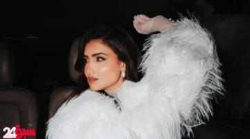 مي عمر تخطف الأنظار بالفرير الأبيض في أحدث ظهور لها داخل سيارتها